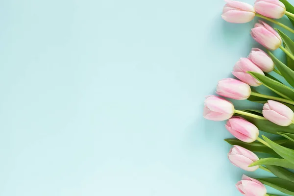 Tarjeta de felicitación con tulipanes rosados . —  Fotos de Stock