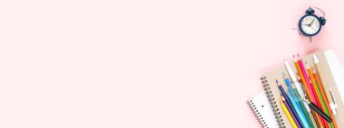 Pembe arka planda okul sabit.