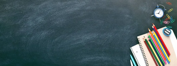 Blackkboard üzerinde okul sabit.