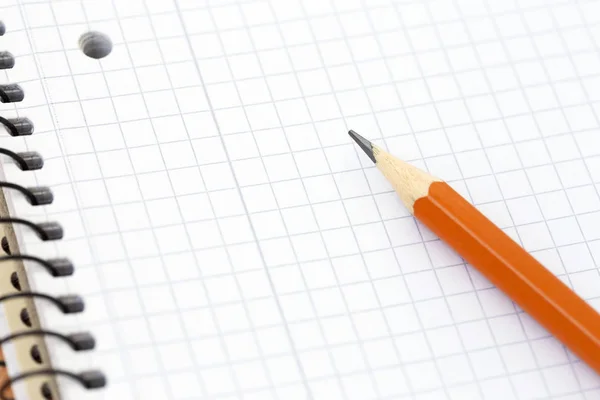 Cuaderno en blanco espiral con lápiz . — Foto de Stock