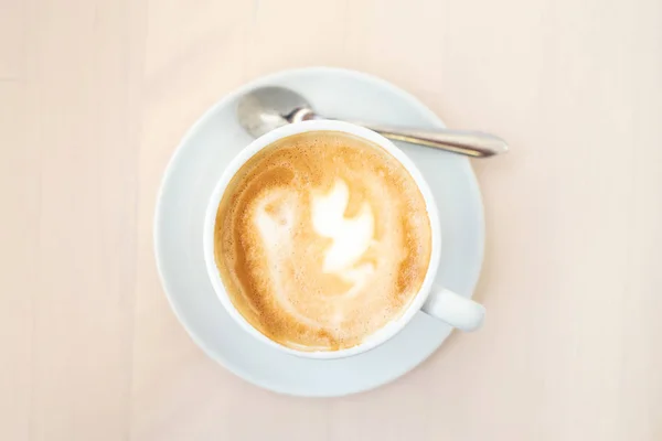 Uma xícara de cappuccino na mesa . — Fotografia de Stock