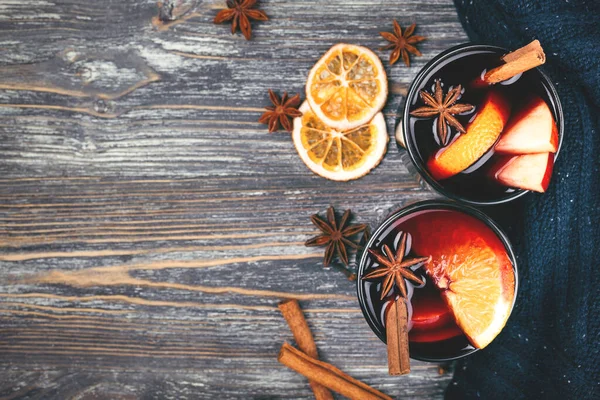 Noel rustik masada şarap mulled. Geleneksel içki kış tatil.