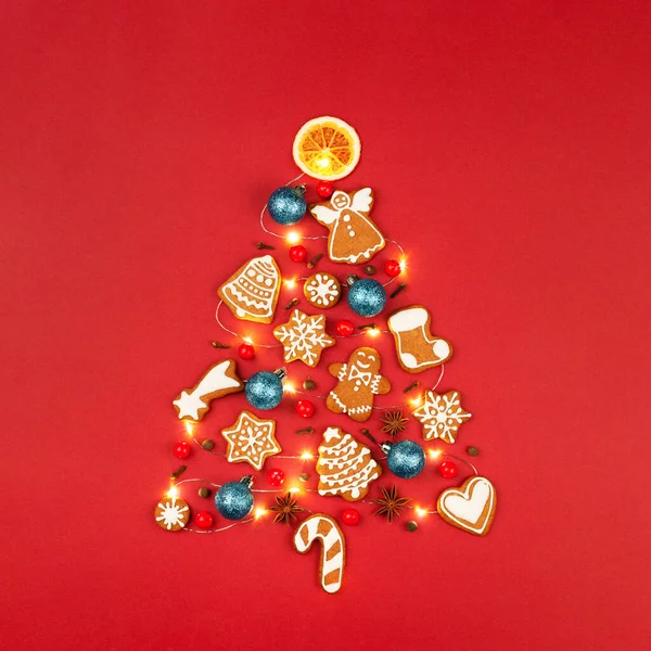 ジンジャーブレッドクッキーとガーランドで作られたクリスマスツリー. — ストック写真