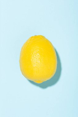 Mavi arka planda parlak sarı limon.