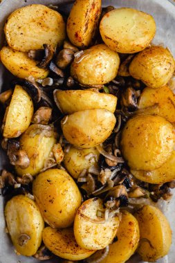 Kızarmış patates ve mantar..