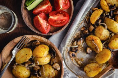 Kızarmış patates ve mantar..