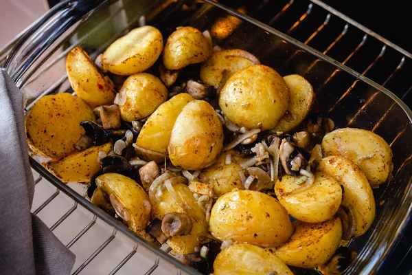 Batatas assadas com cogumelos . — Fotografia de Stock