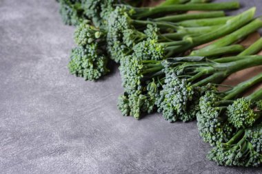 Gri taş arka planda brokoli sırası.