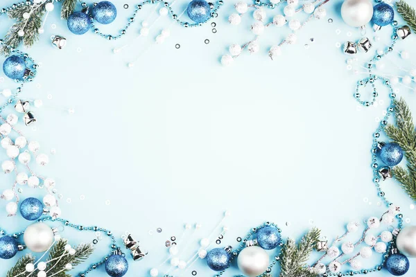 Χριστουγεννιάτικη σύνθεση σε μπλε φόντο. — Φωτογραφία Αρχείου