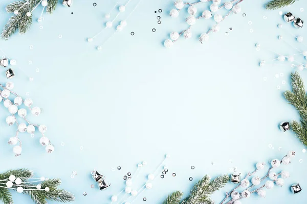 Vánoční kompozice na modrém pozadí. — Stock fotografie