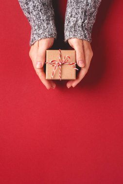 Noel hediyesi kutusunu tutan eller.