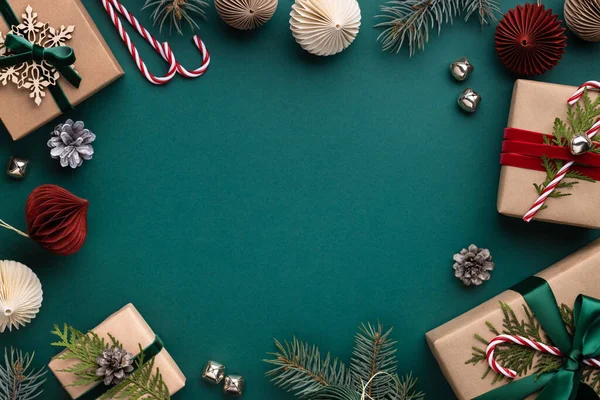 Turkuaz arka planda Noel çerçevesi.