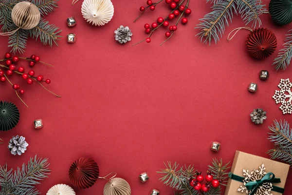 赤い背景のクリスマスフレーム. — ストック写真