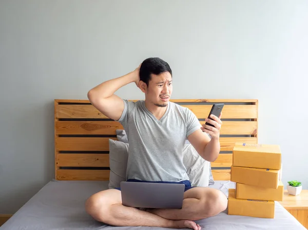 아시아 남자의 얼굴은 문제가 온라인 스토어 프리랜서 온라인 비즈니스 오피스의 — 스톡 사진