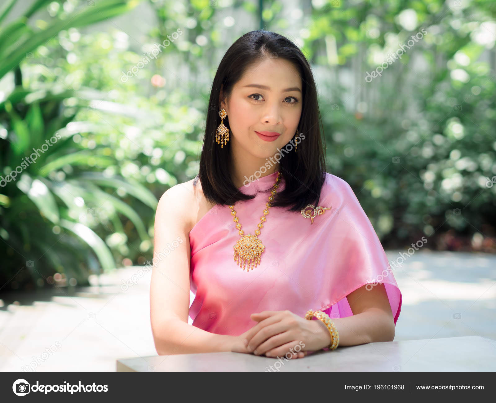 https://st4.depositphotos.com/5192617/19610/i/1600/depositphotos_196101968-stock-photo-beautiful-thai-woman-thai-traditional.jpg