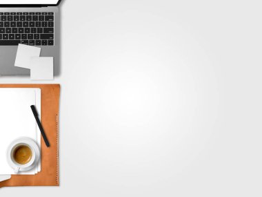 Kahve waffle ve belge kağıtları ile serbest modern dizüstü çalışma alanı office düz yatıyordu.