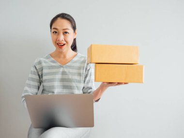 Asyalı kadın ile onun online iş satış mutlu kavramı.