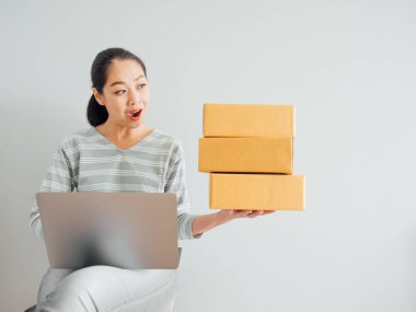 Asyalı kadın ile onun online iş satış mutlu kavramı.