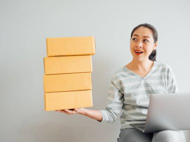 Asyalı kadın ile onun online iş satış mutlu kavramı.