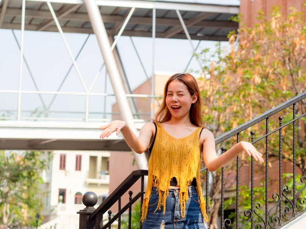 屋外を歩く幸せ のんきなアジア女性の像 — ストック写真