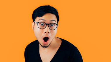 Vay ve sürpriz izole arka plan üzerinde Asya adamın yüzünü.