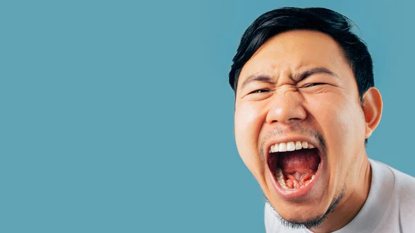 Cerca Cara Del Hombre Asiático Gritar Gritar Sobre Fondo Aislado — Foto de Stock