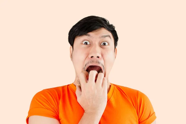 Förvånad Och Chockad Ansikte Asiatisk Man Isolerade Bakgrund — Stockfoto