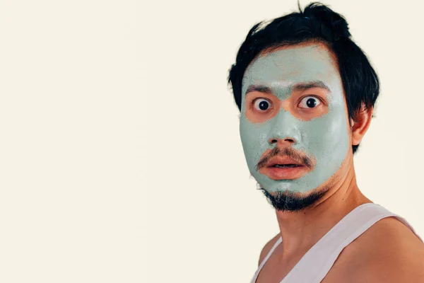 Aziatisch Mens Voelt Verbaasd Als Toegepaste Huid Zorg Gezichtsmasker — Stockfoto