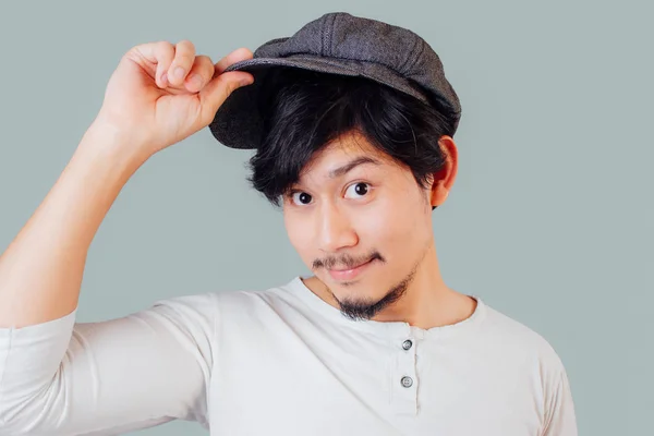 孤立した背景に帽子をかぶっている幸せなアジア男 — ストック写真