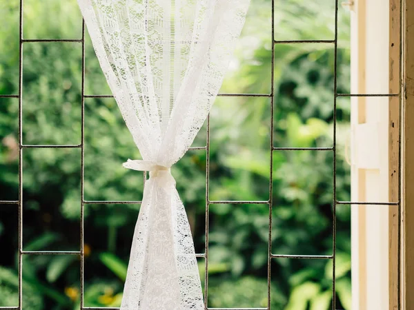 Vintage beyaz perdeler huzurlu yumuşak ışık penceresinde üzerinde sabah.