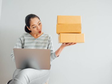 Asyalı kadın ile onun online iş satış mutlu kavramı.