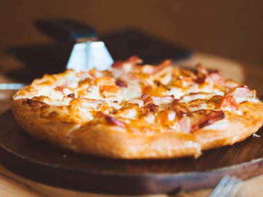 Jambonlu ve peynirli pizza küçük tepsi kapat.