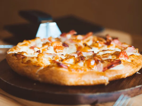 Jambonlu ve peynirli pizza küçük tepsi kapat.