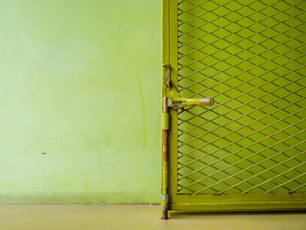 Зеленая Сетка Железного Забора — стоковое фото