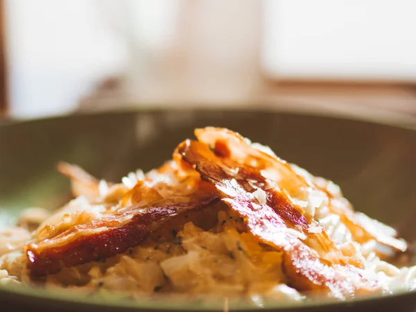 Pastırma spagetti beyaz sos yeşil seramik tabak.