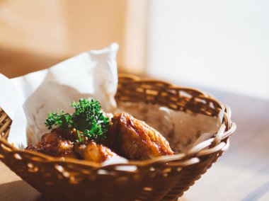 Klasik sepet içinde servis kızarmış tavuk kanadı.