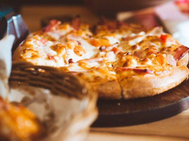 Jambonlu ve peynirli pizza küçük tepsi kapat.