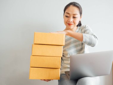 Asyalı kadın ile onun online iş satış mutlu kavramı.