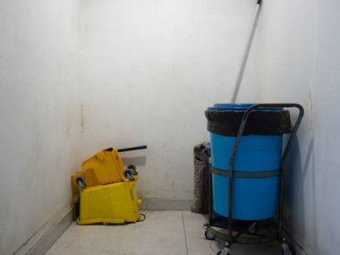 Mavi ve sarı kova ve hademe araçları.