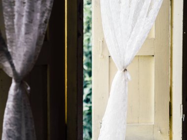 Vintage beyaz perdeler huzurlu yumuşak ışık penceresinde üzerinde sabah.