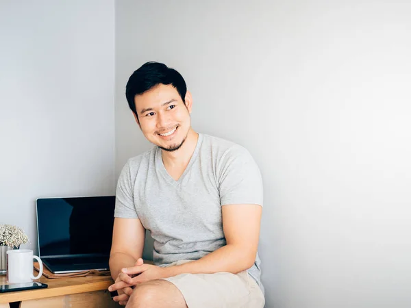Lächeln Asiatische Mann Machen Eine Pause Von Der Arbeit Seinem — Stockfoto
