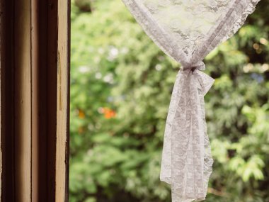 Vintage beyaz perdeler huzurlu yumuşak ışık penceresinde üzerinde sabah.