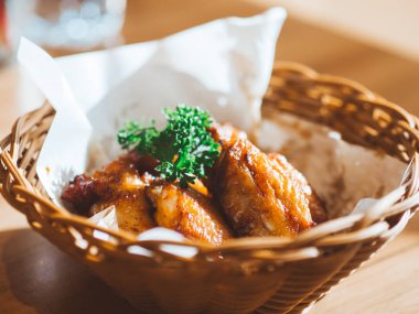 Klasik sepet içinde servis kızarmış tavuk kanadı.