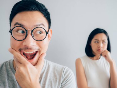 Kurnaz koca zor komik surat ve şüpheli yüz karısıyla.