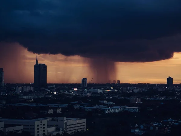 都市の暗い雨雲 — ストック写真