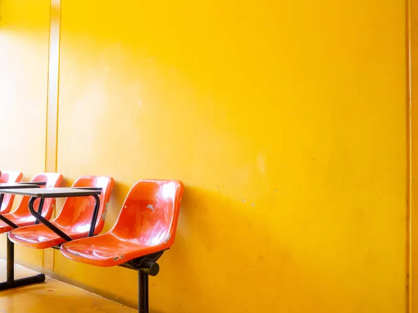 Esperando Vívidas Cadeiras Laranja Fundo Amarelo Brilhante — Fotografia de Stock