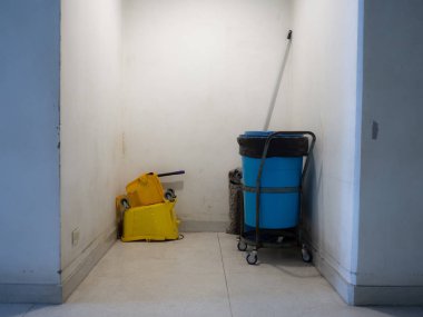 Mavi ve sarı kova ve hademe araçları.