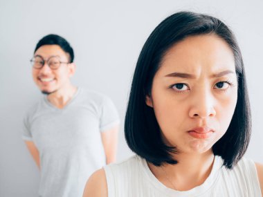 Rahatsız Asya karısı ve komik zor koca.