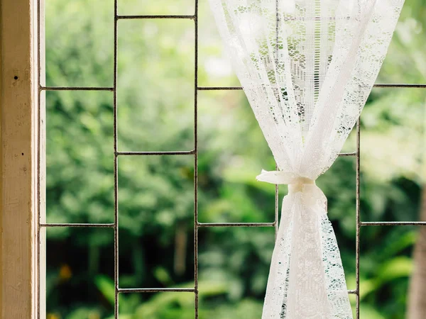 Vintage beyaz perdeler huzurlu yumuşak ışık penceresinde üzerinde sabah.