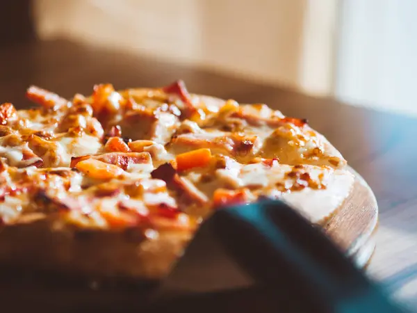 Jambonlu ve peynirli pizza küçük tepsi kapat.